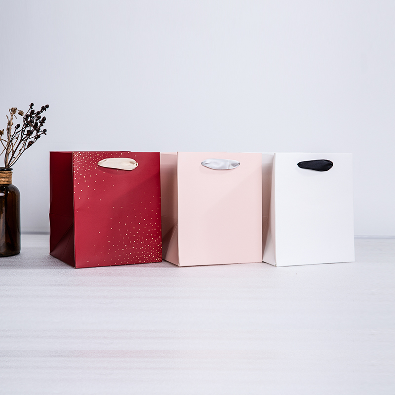 Logo luxury small paper packaging gift bags with ribbon handles